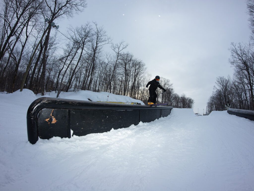 IMG_5378 jeune en ski freestyle sommet saint-sauveur