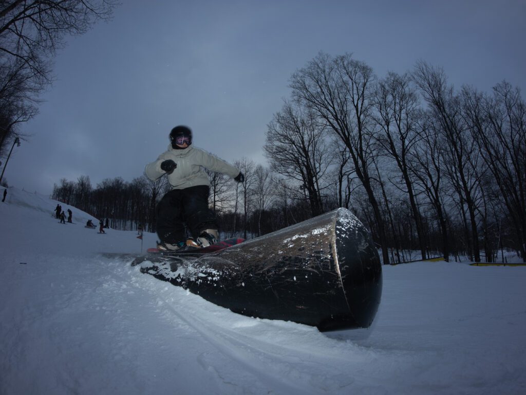 IMG_5399 jeune en snowboard au sommet saint-sauveur